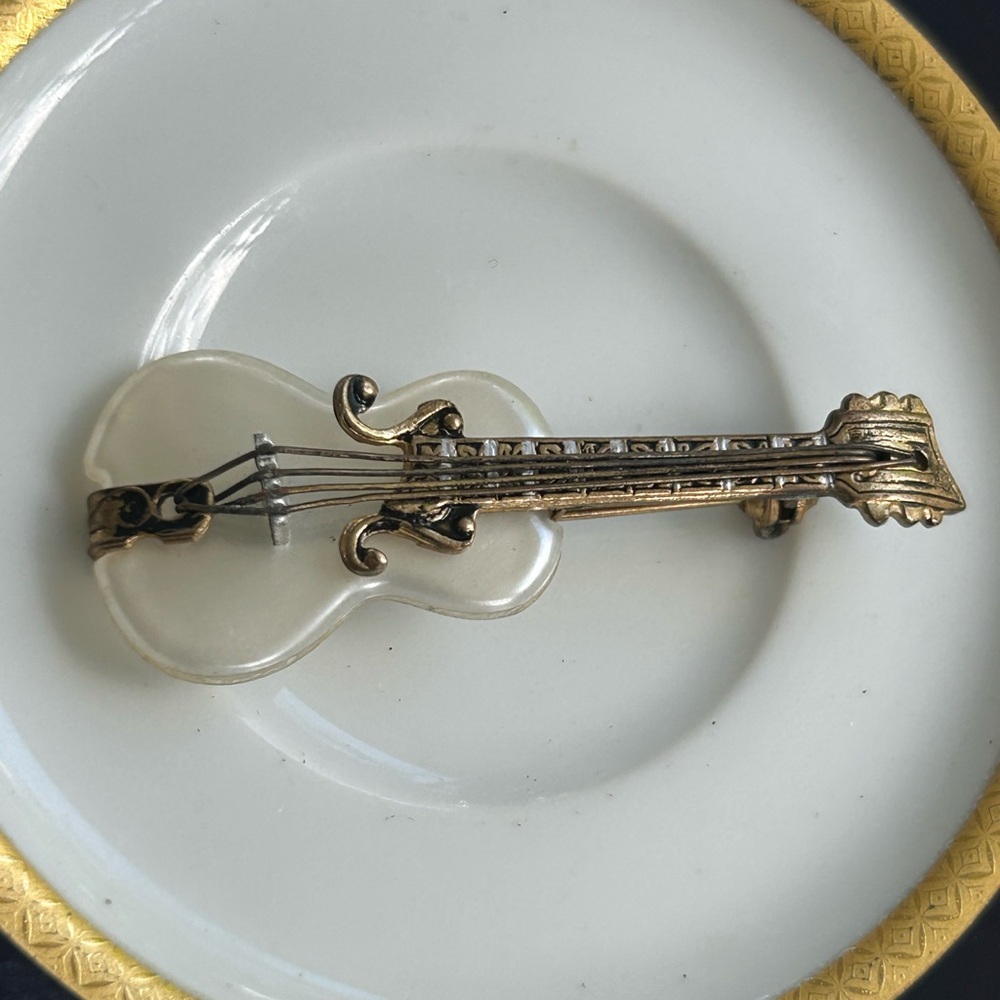 Vintage Gold and Mother-of-Pearl Guitar Brooch - Picture 7 of 7